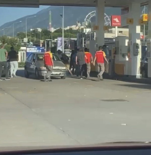 Trafikte kanlı yol verme kavgası