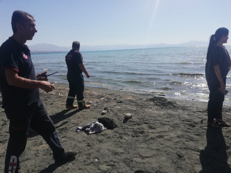 Van Gölü'ne giren 3 çocuk hayatını kaybetti