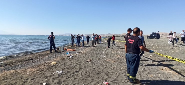 Van Gölü'ne giren 3 çocuk hayatını kaybetti