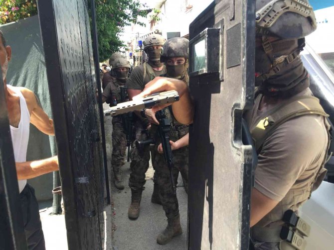 Adana'da torbacılara özel harekatlı uyuşturucu baskını