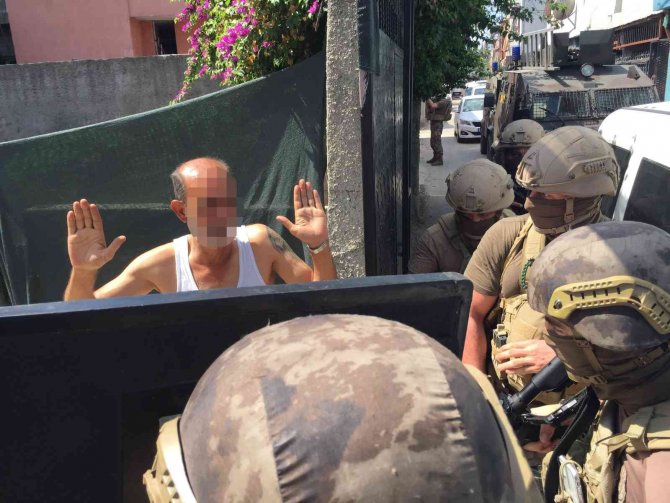 Adana'da torbacılara özel harekatlı uyuşturucu baskını