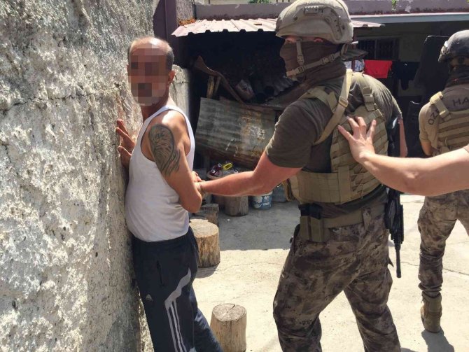 Adana'da torbacılara özel harekatlı uyuşturucu baskını