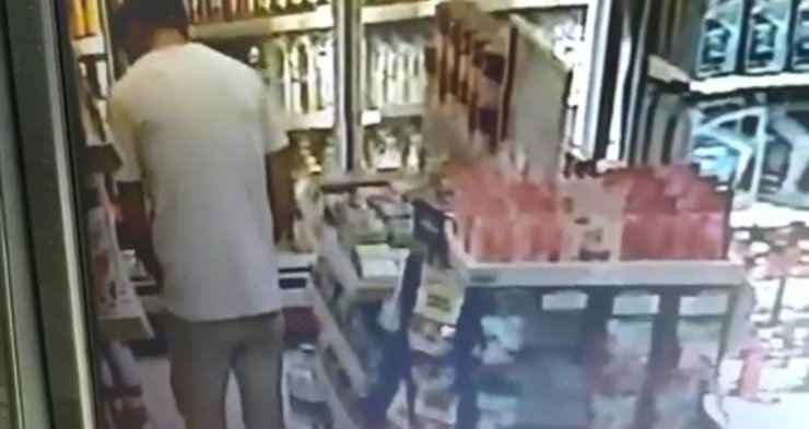 Akaryakıt istasyonu marketinden hırsızlık kamerada
