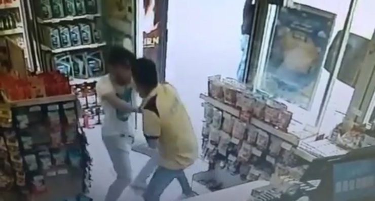 Akaryakıt istasyonu marketinden hırsızlık kamerada