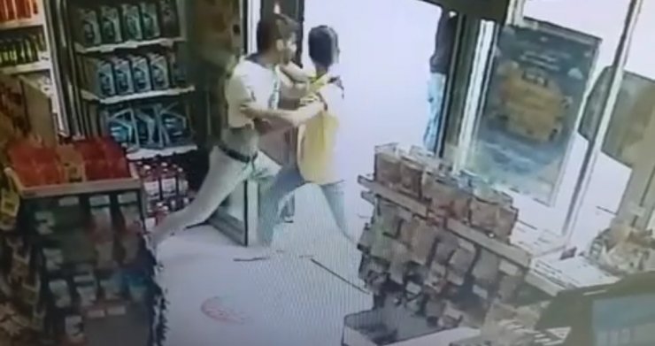 Akaryakıt istasyonu marketinden hırsızlık kamerada