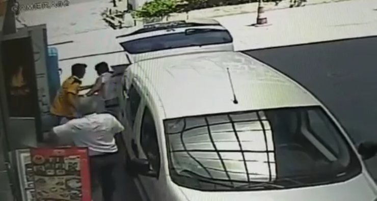 Akaryakıt istasyonu marketinden hırsızlık kamerada