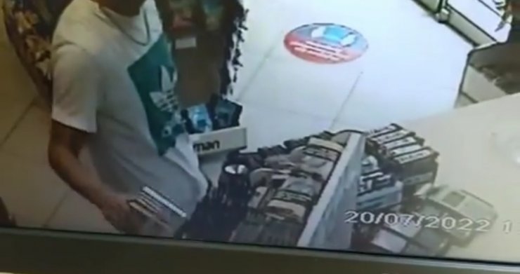 Akaryakıt istasyonu marketinden hırsızlık kamerada