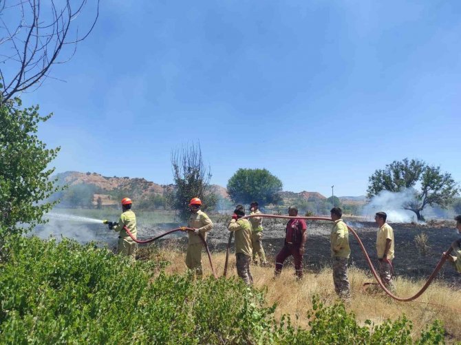 Anız yangını ekili araziye ulaşmadan söndürüldü