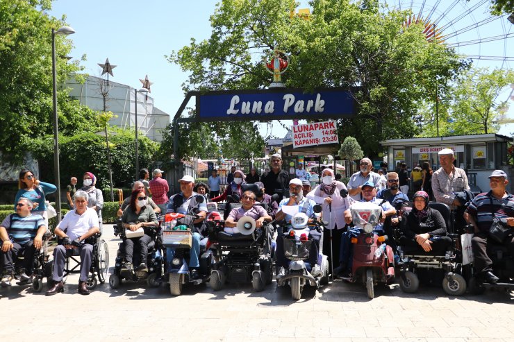 Ankara'da engelli çiftin lunaparka alınmamasına tepki