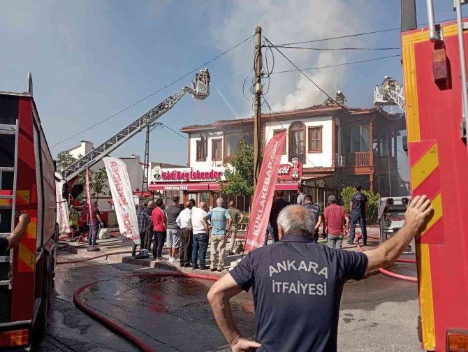 Başkentte korkutan yangın: Bacadan sıçrayan alevler restoran çatısını sardı
