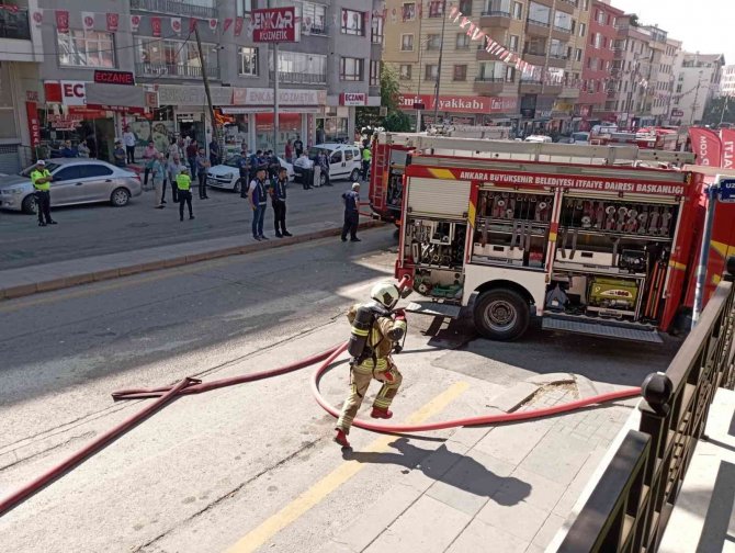 Başkentte korkutan yangın: Bacadan sıçrayan alevler restoran çatısını sardı