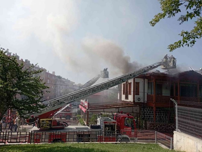 Başkentte korkutan yangın: Bacadan sıçrayan alevler restoran çatısını sardı