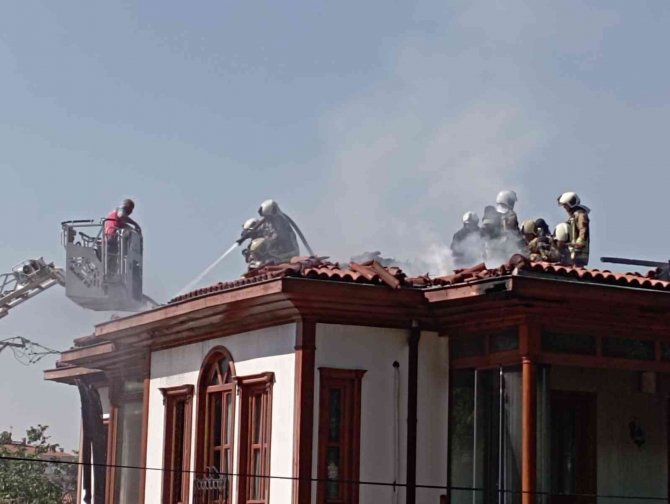 Başkentte korkutan yangın: Bacadan sıçrayan alevler restoran çatısını sardı