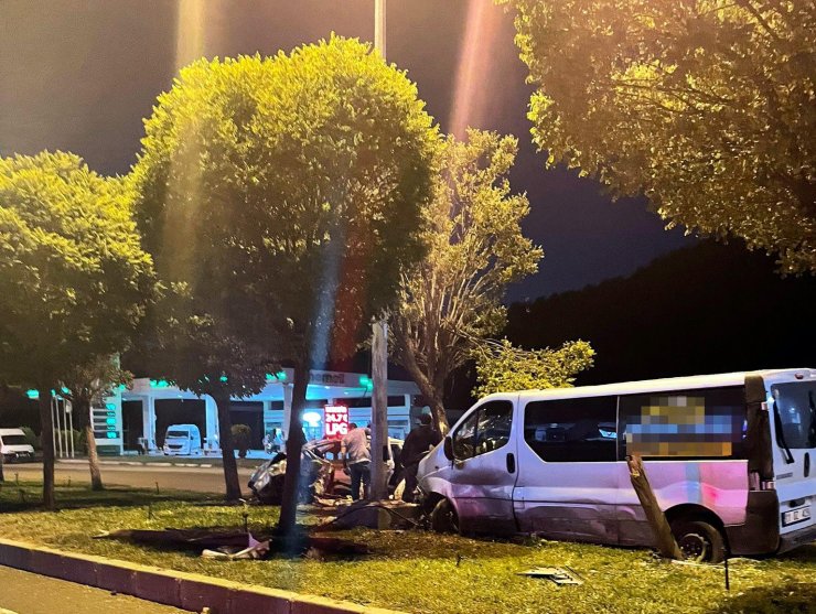 Bilecik'te otomobille minibüs çarpıştı: 1'i ağır, 3 yaralı