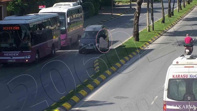 Bir anda yola fırlayan kadına hafif ticari araç işte böyle çarptı