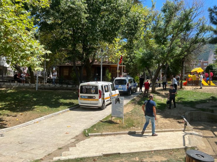 Davasını geri çekmeyen muhtarı vurdu; elinde silahla kaçarken yakalandı