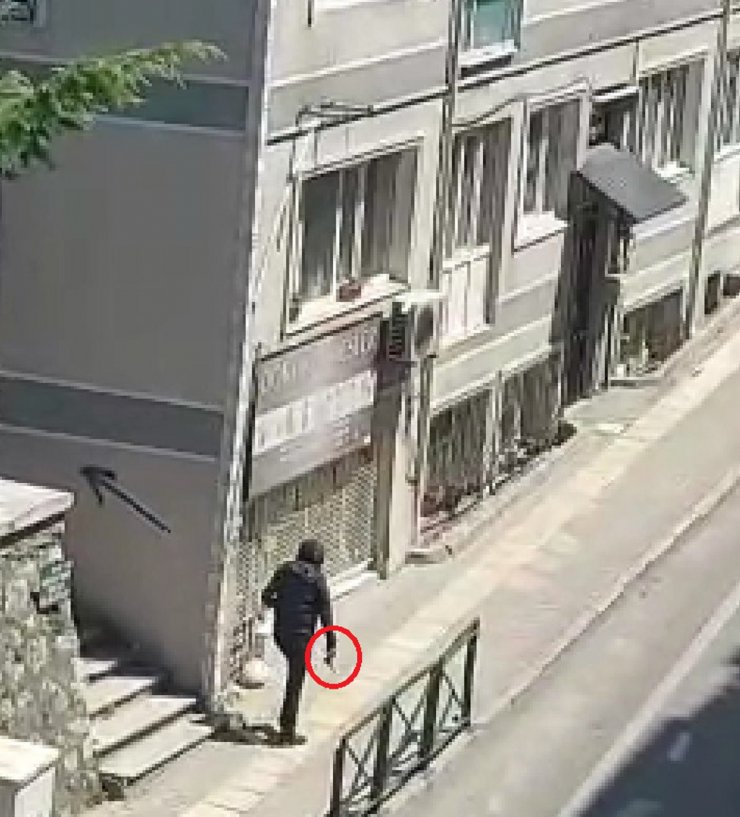 Davasını geri çekmeyen muhtarı vurdu; elinde silahla kaçarken yakalandı