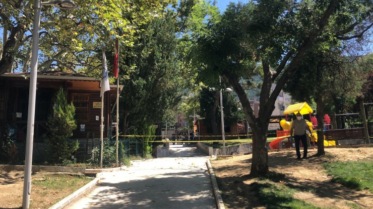 Davasını geri çekmeyen muhtarı vurdu; elinde silahla kaçarken yakalandı