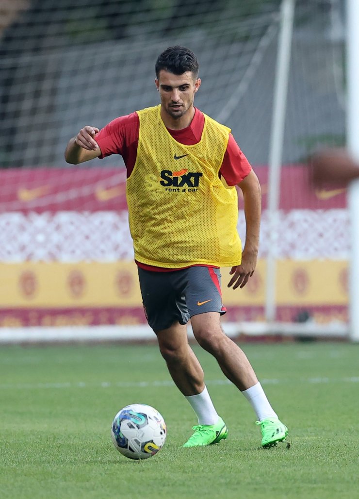 Galatasaray'da yeni transferler Dubois ve Seferovic ilk kez takımla çalıştı