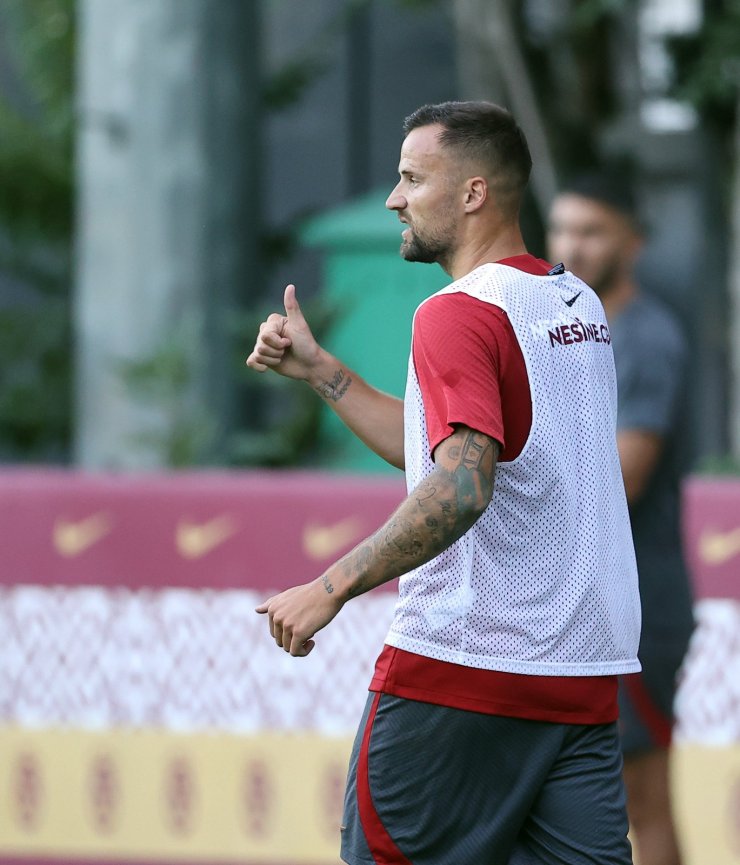 Galatasaray'da yeni transferler Dubois ve Seferovic ilk kez takımla çalıştı