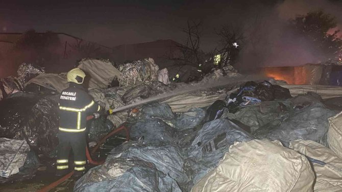 Geri dönüşüm deposu alev alev yandı