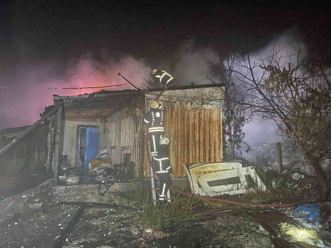 Geri dönüşüm deposu alev alev yandı