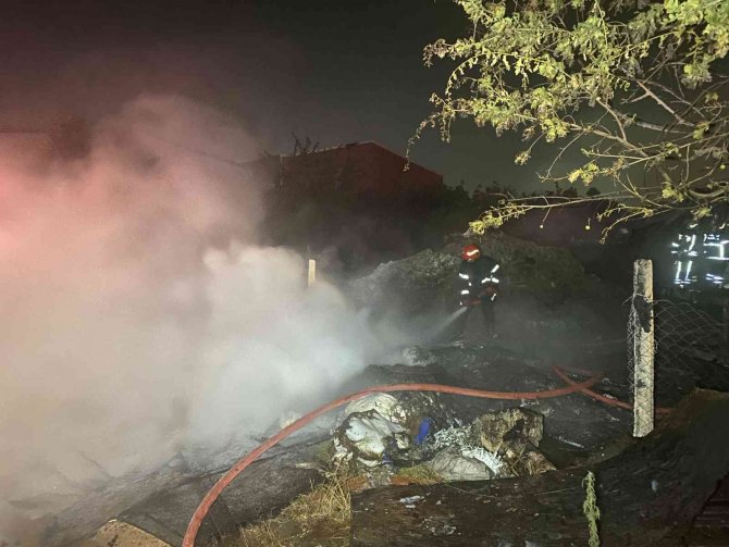 Geri dönüşüm deposu alev alev yandı