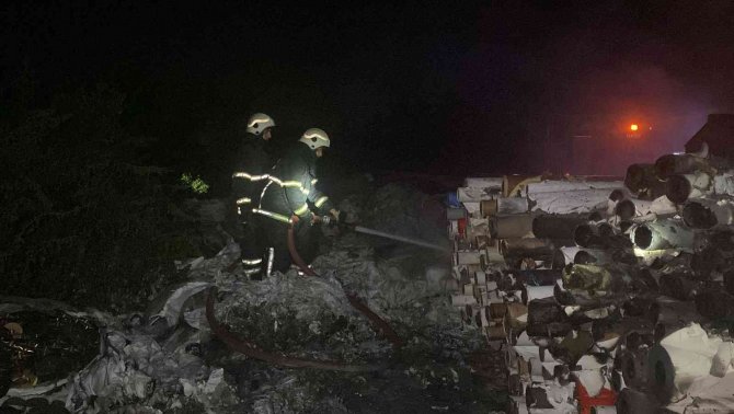 Geri dönüşüm deposu alev alev yandı