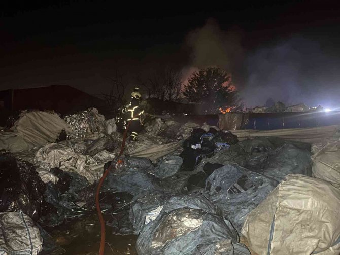 Geri dönüşüm deposu alev alev yandı