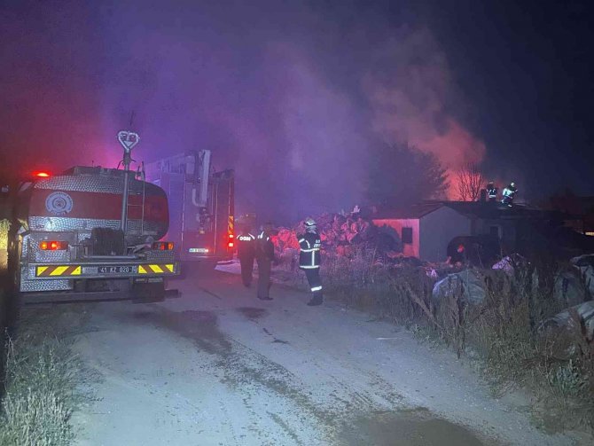 Geri dönüşüm deposu alev alev yandı