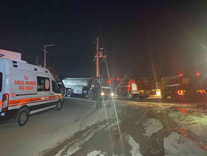 Geri dönüşüm deposu alev alev yandı