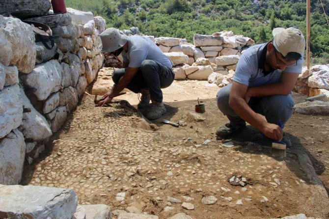 Gizemli kent Thera’da tiyatro gün yüzüne çıktı