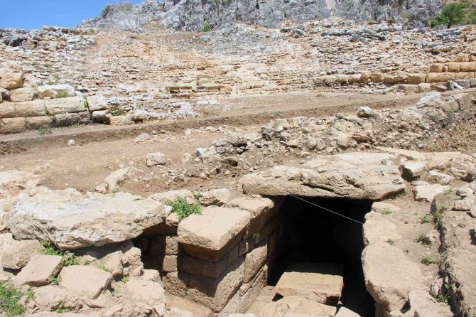 Gizemli kent Thera’da tiyatro gün yüzüne çıktı