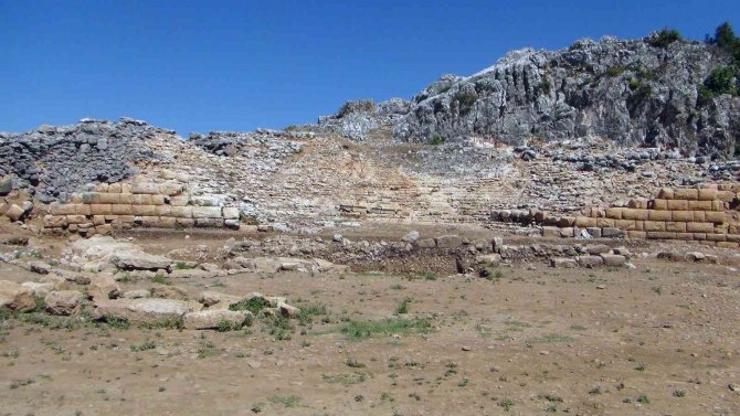 Gizemli kent Thera’da tiyatro gün yüzüne çıktı