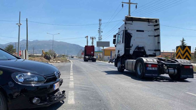 Gurbetçilerin kullandığı otomobiller çarpıştı, 3 kişi yaralandı