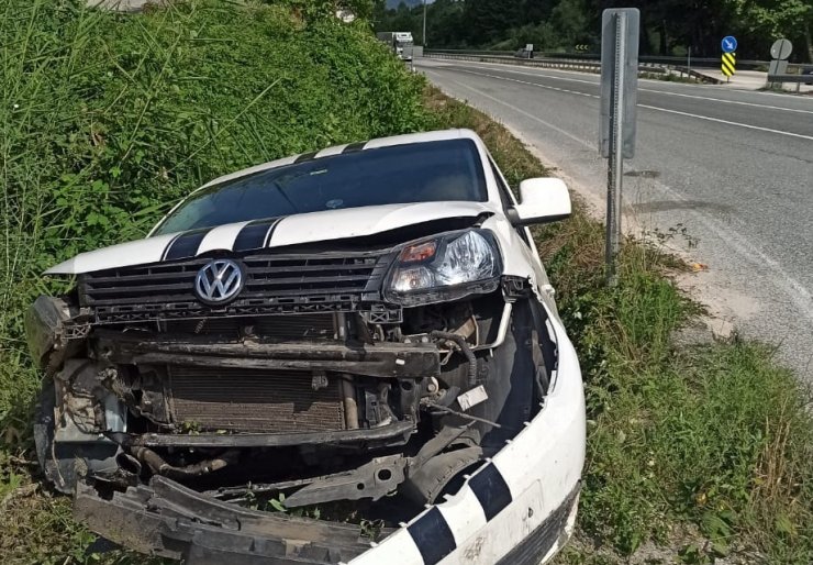 Hafif ticari araç kanala yuvarlandı: 1'i çocuk 5 yaralı