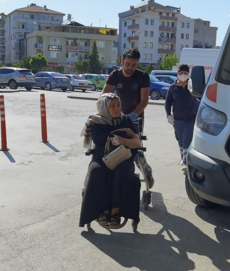 Hafif ticari araç kanala yuvarlandı: 1'i çocuk 5 yaralı