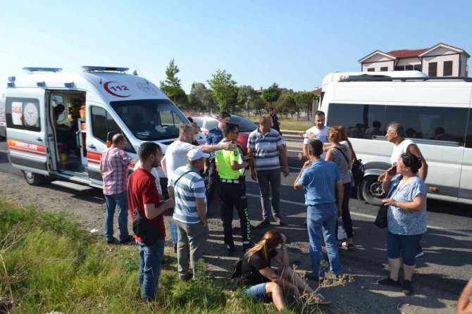 İşçi servisi kırmızı ışıkta bekleyen kamyona çarptı: 13 yaralı