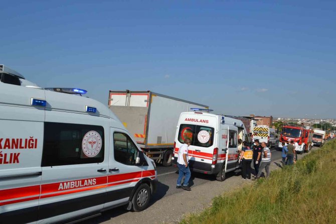 İşçi servisi kırmızı ışıkta bekleyen kamyona çarptı: 13 yaralı