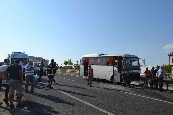 İşçi servisi kırmızı ışıkta bekleyen kamyona çarptı: 13 yaralı