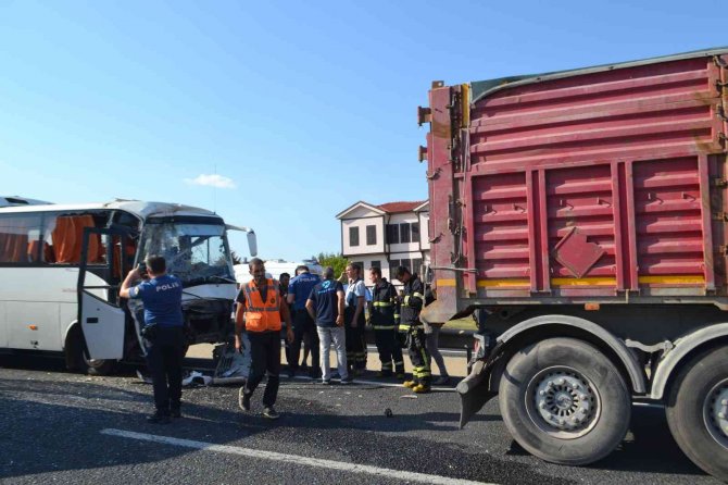 İşçi servisi kırmızı ışıkta bekleyen kamyona çarptı: 13 yaralı