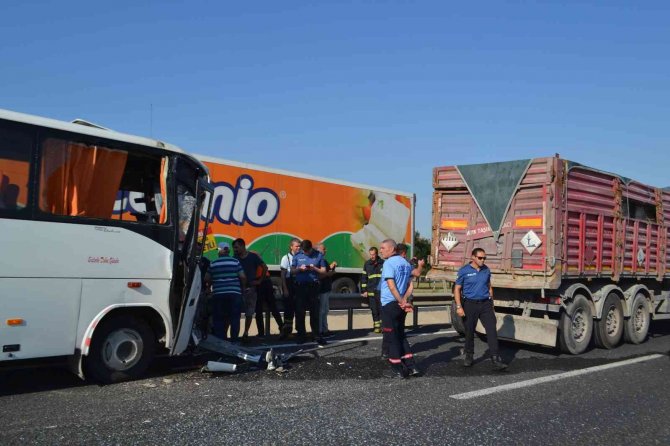 İşçi servisi kırmızı ışıkta bekleyen kamyona çarptı: 13 yaralı
