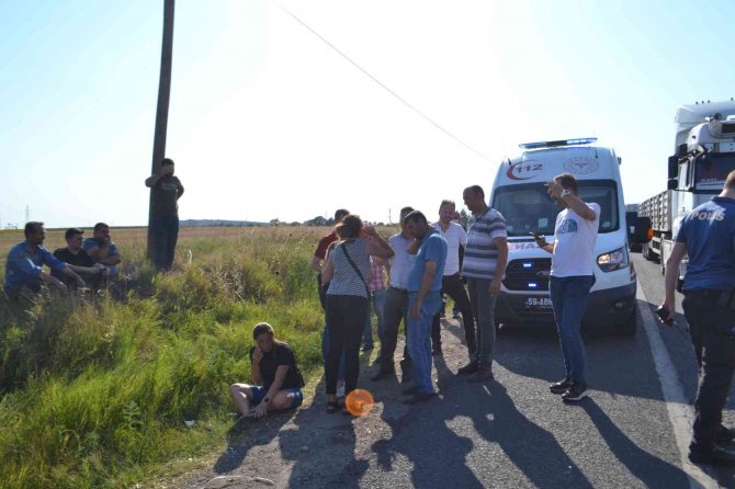 İşçi servisi kırmızı ışıkta bekleyen kamyona çarptı: 13 yaralı