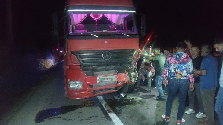 Kamyonun çarptığı otomobilin 15 yaşındaki sürücüsü ağır yaralandı