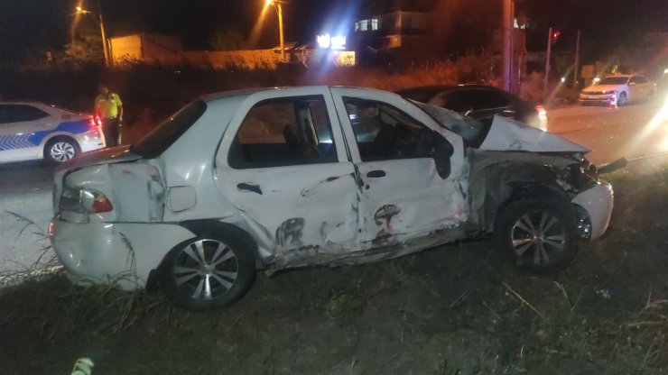 Kamyonun çarptığı otomobilin 15 yaşındaki sürücüsü ağır yaralandı