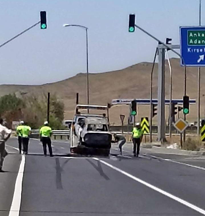 Kırmızı ışıkta bekleyen araca çarpan otomobil yandı