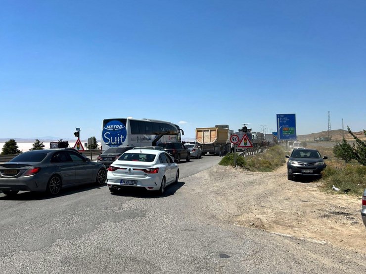 Kırmızı ışıkta bekleyen araca çarpan otomobil yandı