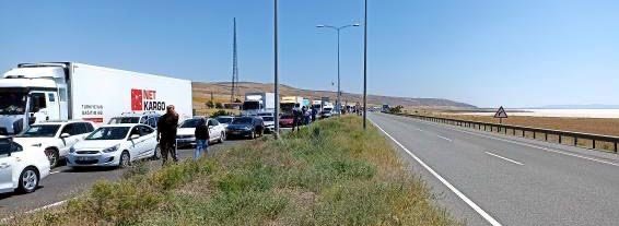 Kırmızı ışıkta bekleyen araca çarpan otomobil yandı