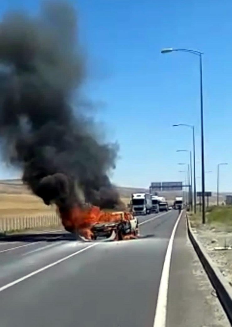 Kırmızı ışıkta bekleyen araca çarpan otomobil yandı