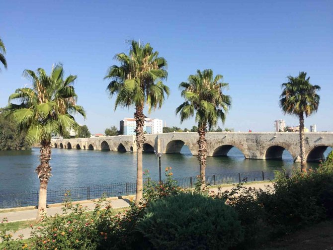 Köprüden atlayıp ölmek isteyen şahıs kayıkla kurtarıldı